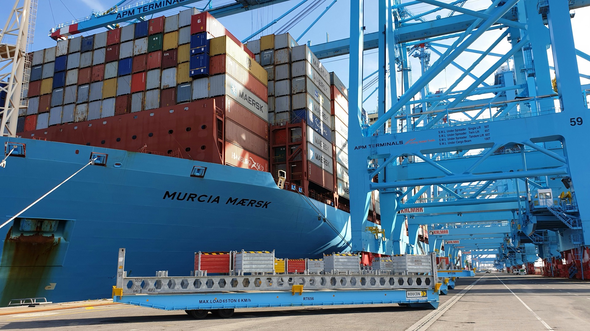 Terminal cranes over vessel